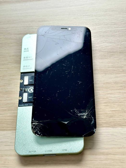 Wyświetlacz do iPhone 12 – oryginalny, piknięty, dotyk działa