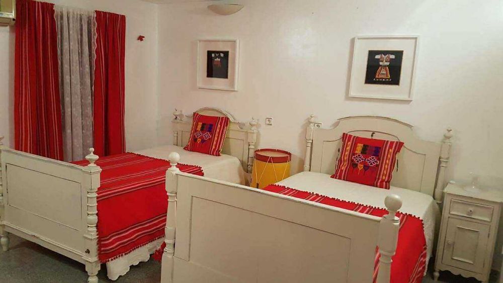 Camas de solteiro mas escrivaninha e sofa
