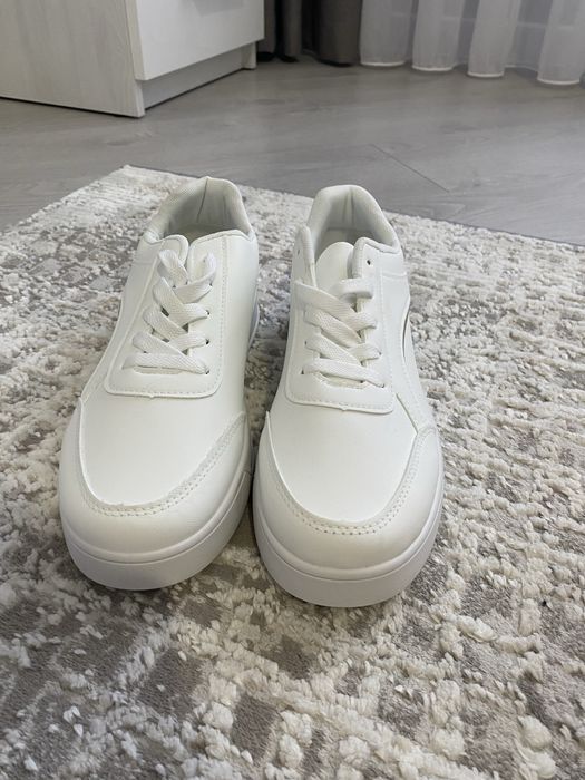 Нові жіночі білі кросівки