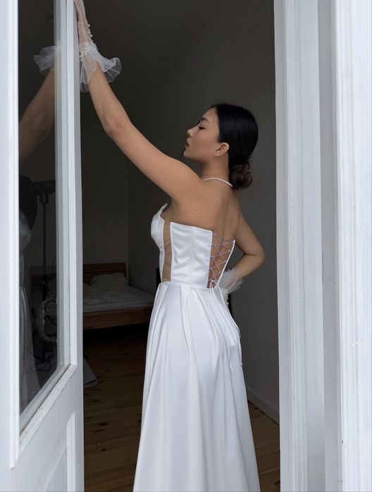 Весільна святкова біла довга сукня