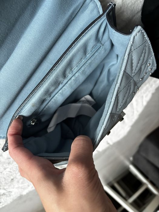 Stradivarius niebieska torebka na srebrnym łańcuchu baby blue nity jak nowa