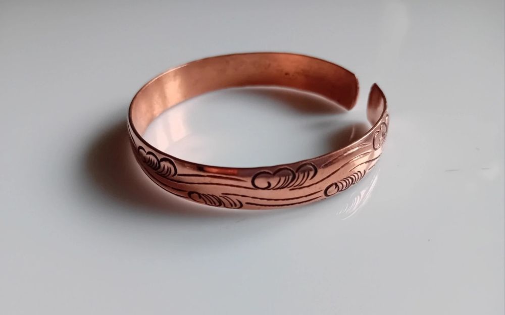 Bransoletka miedziana z japońskim ornamentem.