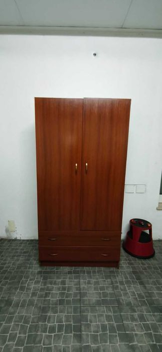 Guarda fatos castanho