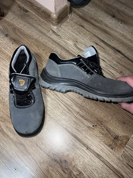 Взуття для роботи, з твердим носком