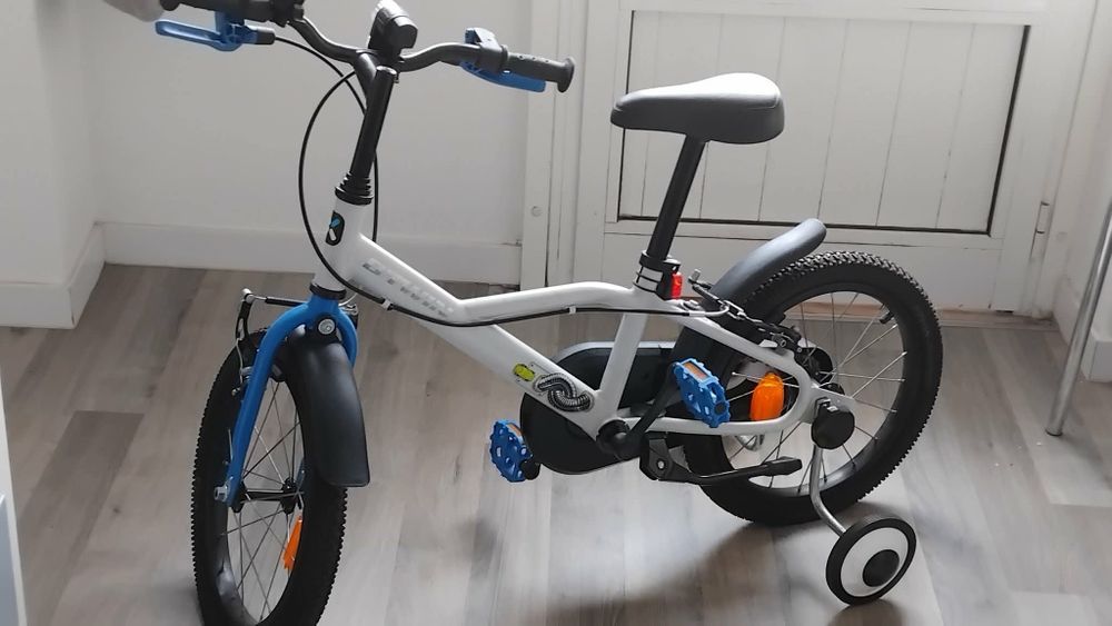 Bicicleta e trotinete de criança com proteção