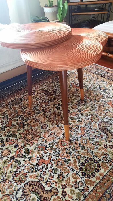 Mesa de apoio de sofá _sala estar pintada em rose gold com terminações de pés pintado em dourado