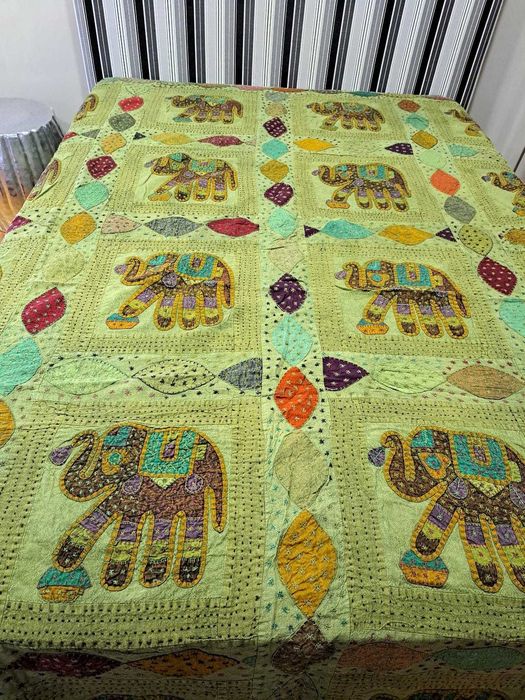 Colcha em patchwork, artesanal, cama de casal.