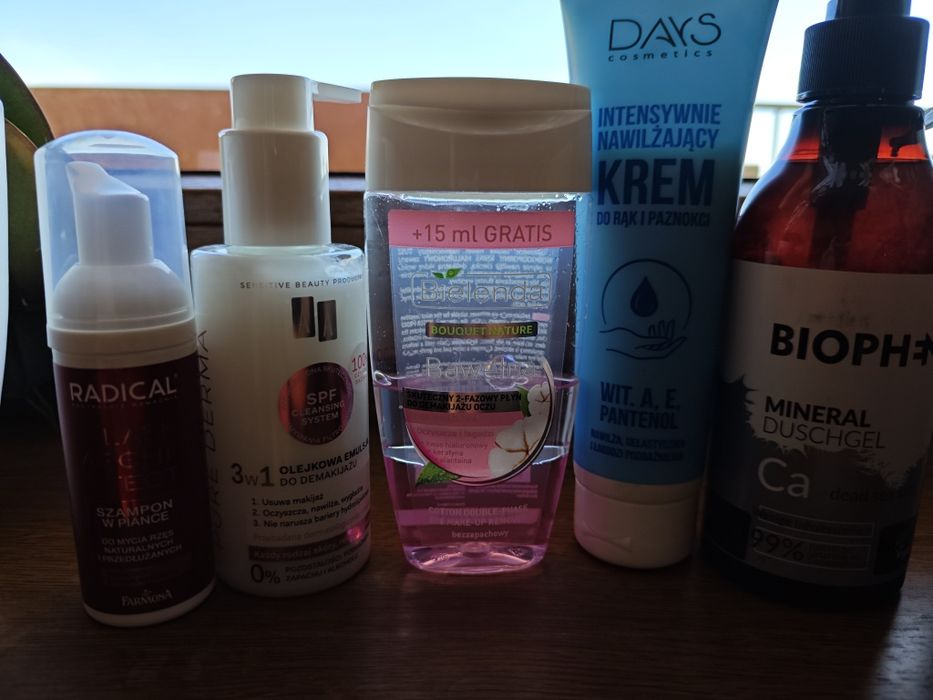 Zestaw nowych i używanych kosmetyków