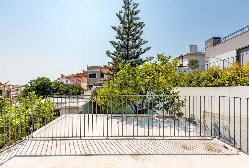 Moradia T2 Renovada com Jardim, Cave e Terraço | Viva o melhor de Belé