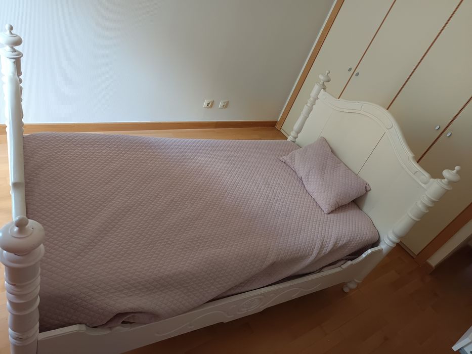 Cama antiga de madeira restaurada