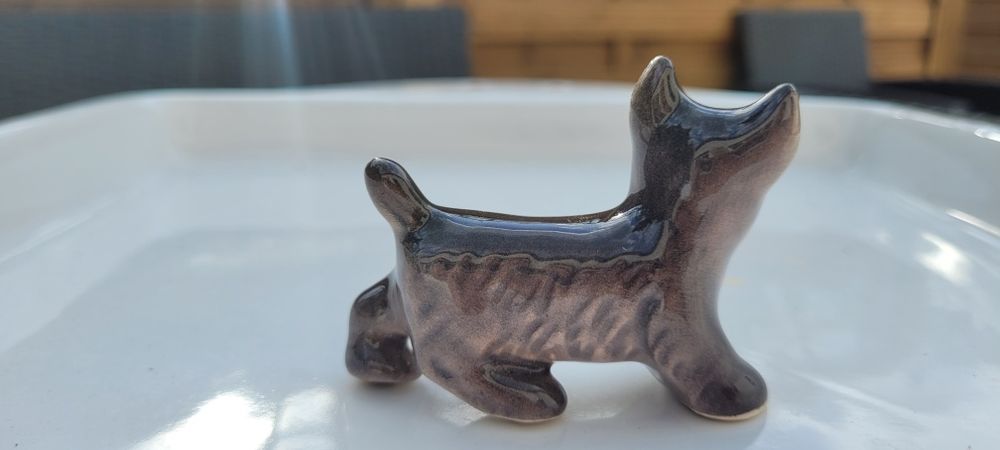Porcelanowa figurka psa terier bądź sznaucer