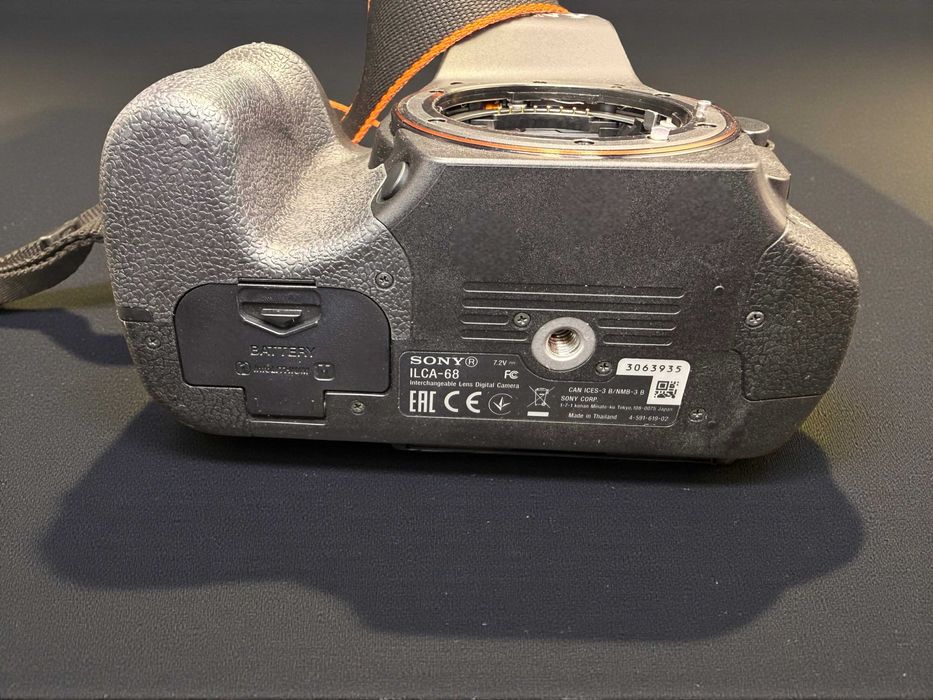 Sony A68 + 2 obiektywy (18-55 + 70-300) Stan jak nowy, komplet!