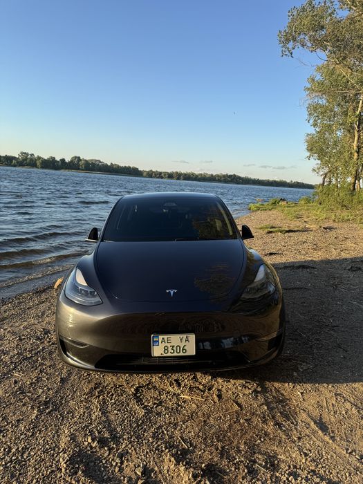 Tesla Model Y  2024