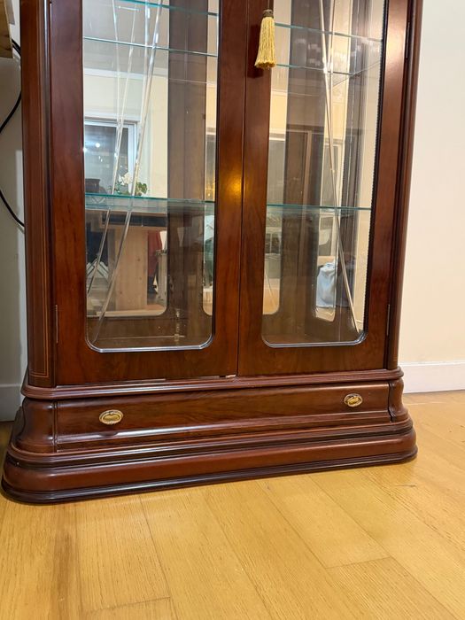 Cristaleira Clássica em Madeira – Excelente Estado – Com iluminação