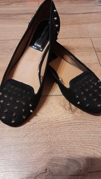 Balerinki czarne z kolcami Bershaka 36. Długość wkładki 23,5 cm