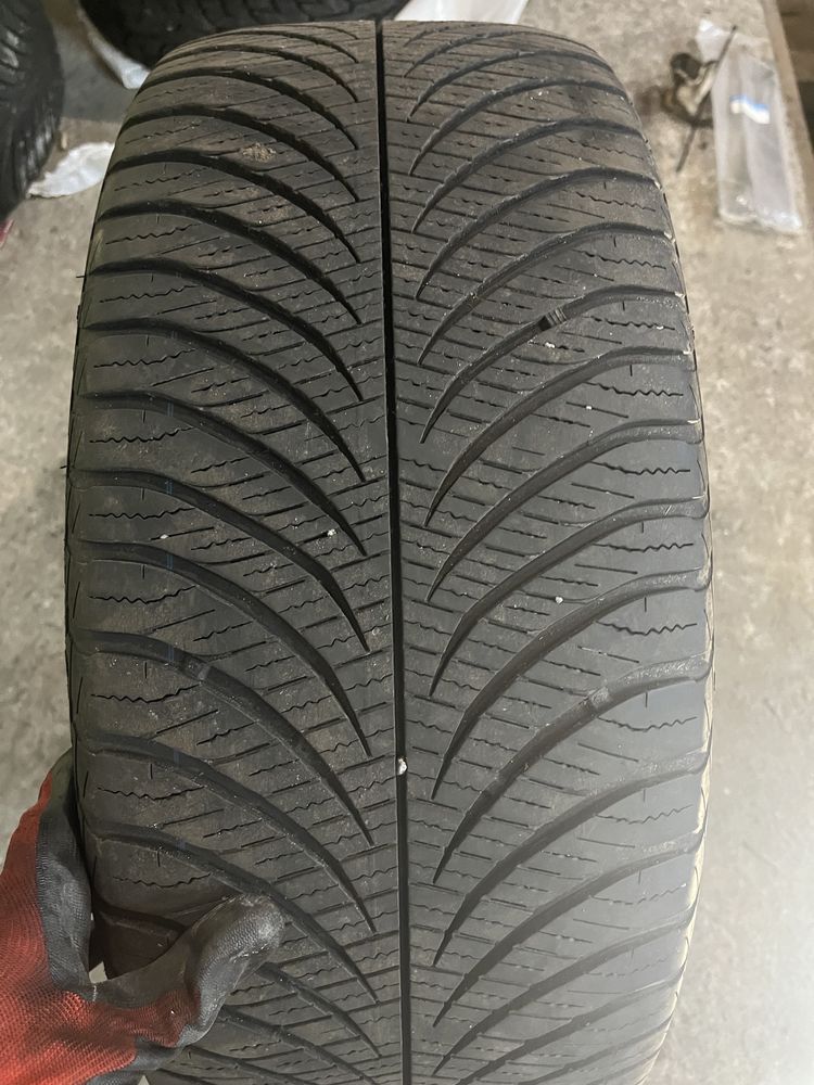 Резина Goodyear 4season 235 50 r18: 500 грн. - Автошини Київ на Olx
