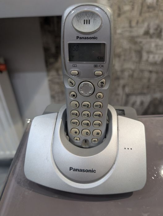 Стаціонарний телефон Panasonic KX-TG1107UA з повним комплектом та коробкою