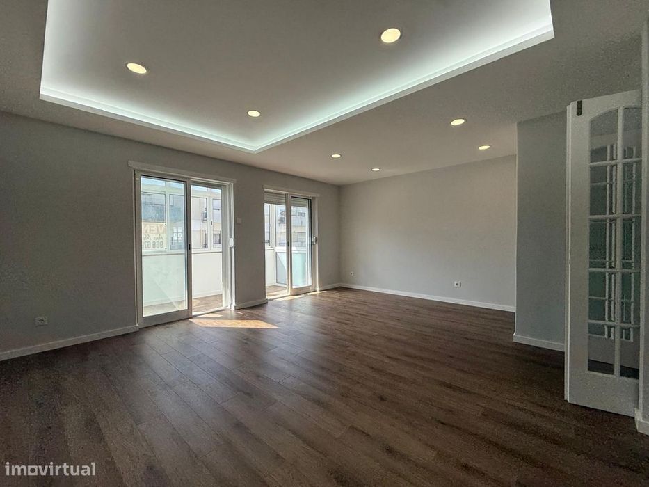 Apartamento T4 transformado em T3 Remodelado no Laranjeiro, Almada
