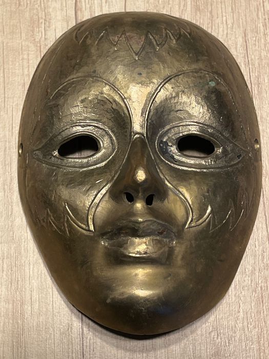 Mosiężna maska wenecka