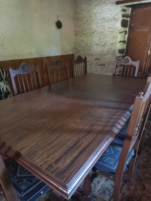 Mesa extensível + 8 cadeiras rústicas