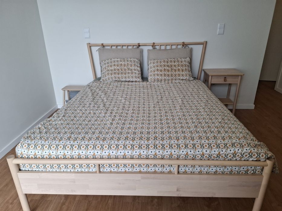 Cama Bjorknas 160cm + estrado + colchão + mesas de cabeceira
