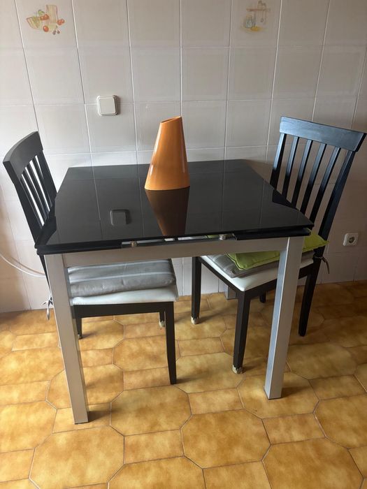 Mesa de cozinha em vidro preto + 2 cadeiras