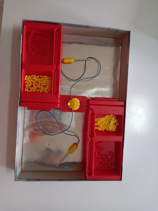 Jogo Batalha Naval Eletrónica da marca Clementoni.