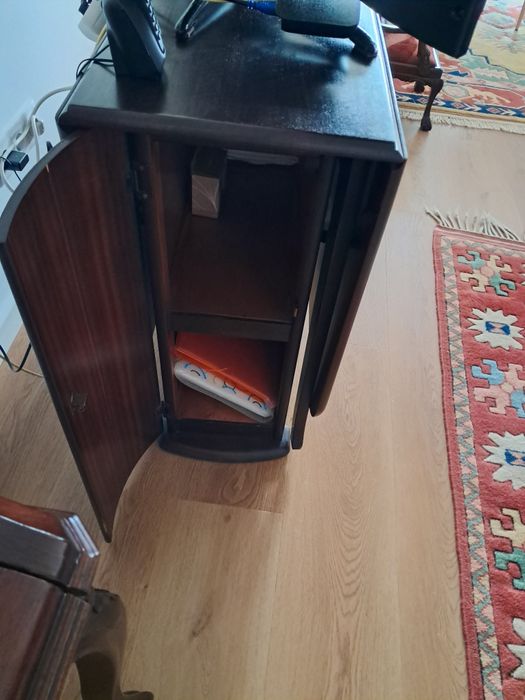 Mesa antiga em nogueira