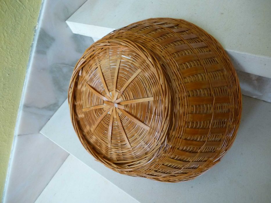 Peneira antiga e cesta de verga