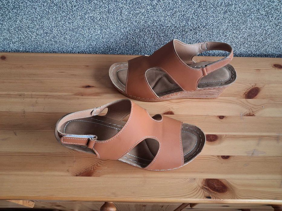nowe  karmelowe sandały  na klinie wygodne 43