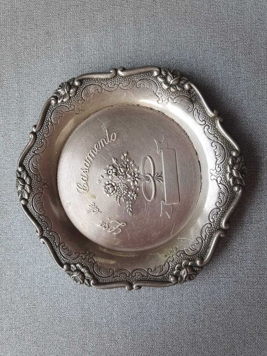 Três pequenos pratos em porcelana, casquinha e estanho