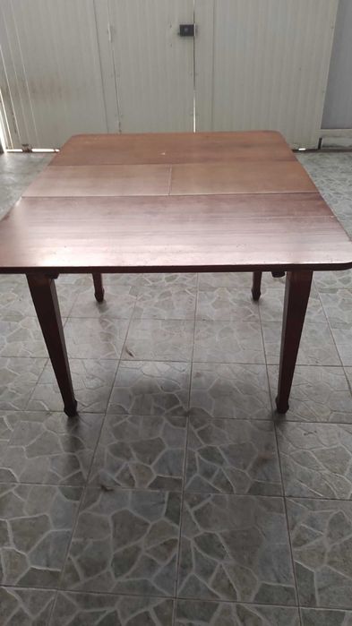 Mesa de cozinha extensível em pinho mel, usada