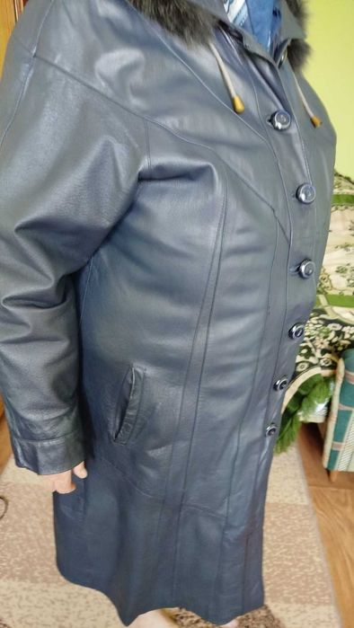 Плащ шкіряний з капюшоном, жіноча. Темно-синього кольору. Розмір 48-52