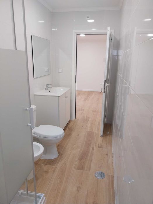 Alugo imóvel T2 r/chão, com 63m2 e área exterior privada.