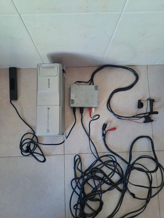 Caixa de CDs Sony com telecomando para viatura