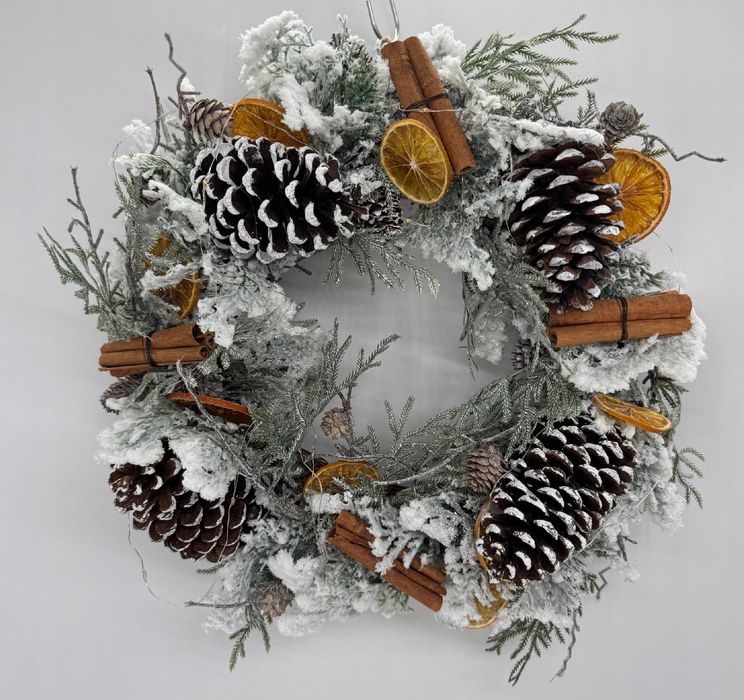 Wianek świąteczny LED z szyszkami cynamonem i suszonymi pomarańczami