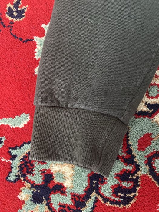 Оливковий світшот Oakley.