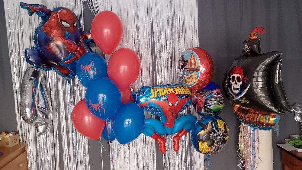 Надув кульок гелієм