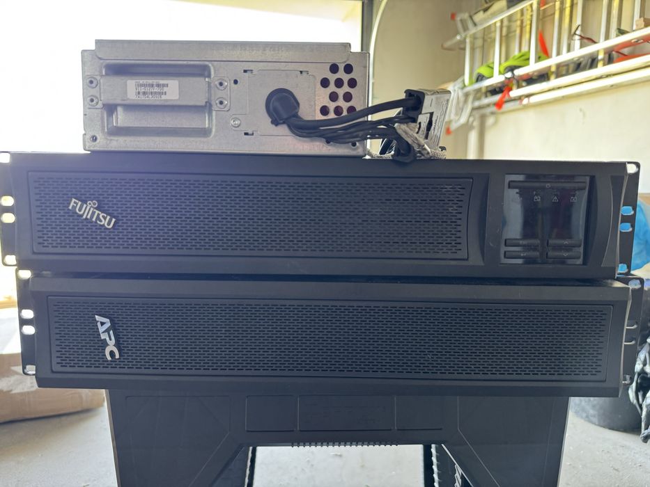 Uszkodzony UPS APC/Fujitsu FJX3000RMHV2UNC z kartą AP9631 i dodatkowym magazynem baterii