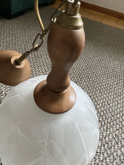 Lampa, klosz wisząca. Drewno. Mleczne szklo.