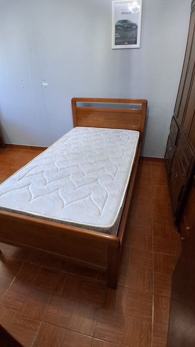 Vendo cama de solteiro com colchão