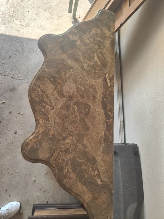 Móvel antigo de madeira e mármore