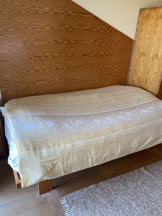Cama de solteiro em madeira