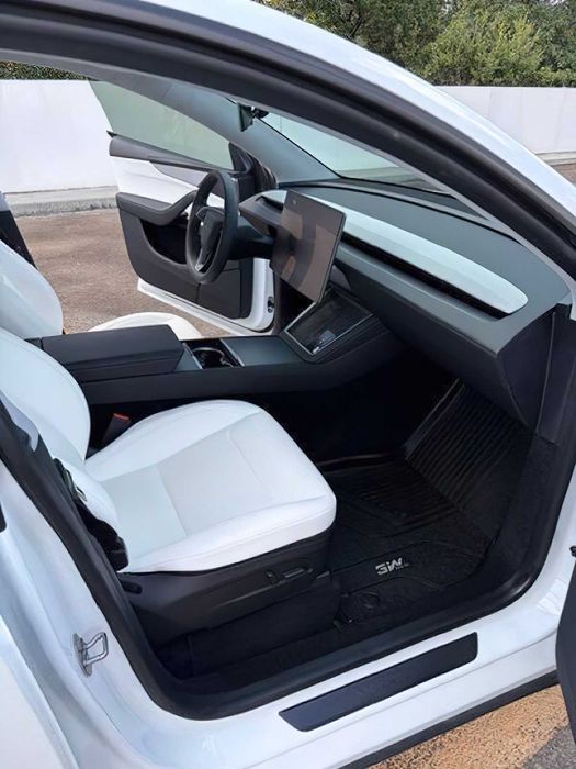 Tesla Model Y      2026