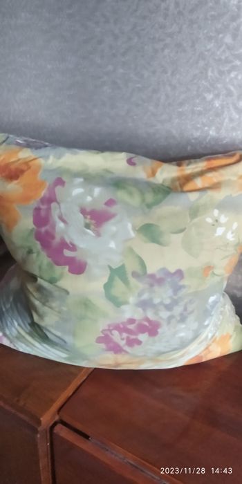 Продаю   _3подушки. 60/60 см и льняные полотенца 10шт.