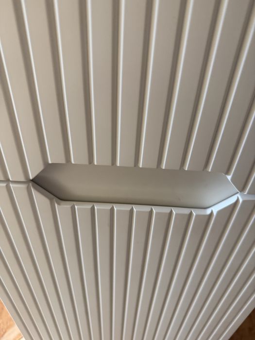 Wiszący słupek łazienkowy - MDF lakier, ryflowany (180x40x35)