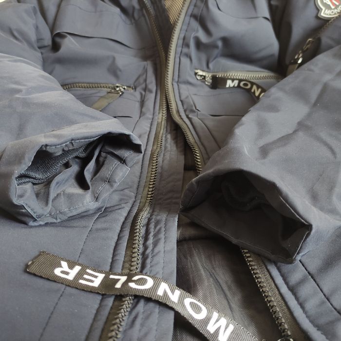 Зимовий пуховик Moncler розмір М.