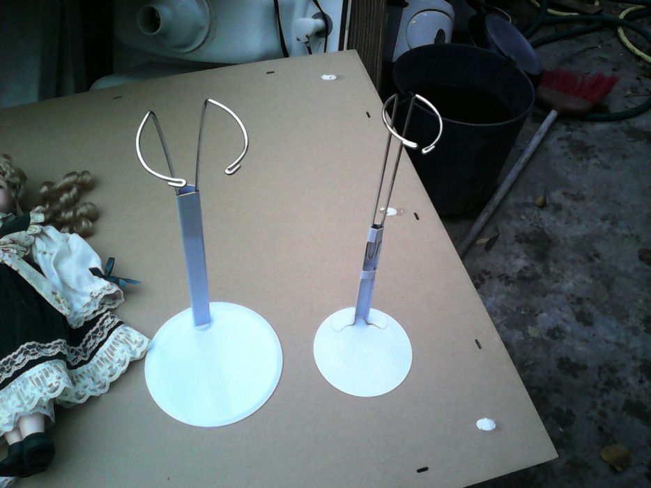 2 bonecas antigas com suporte