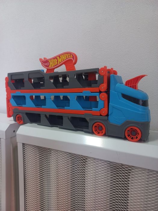 Hot Wheels City Грузовик-транспортер «Супергонки» 2 в 1