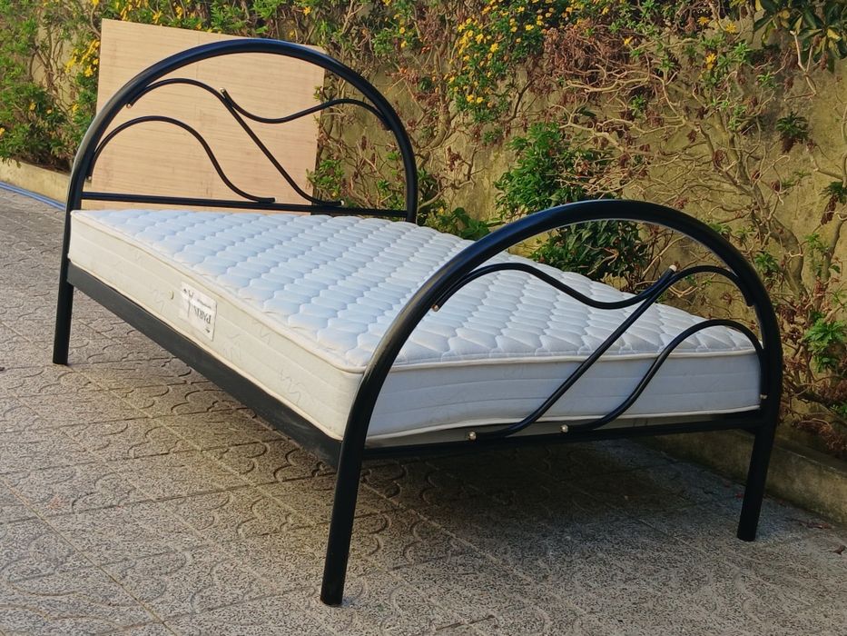 Vendo CAMA de CASAL com estrado e COLCHÃO como nova. Possibilidade de entrega